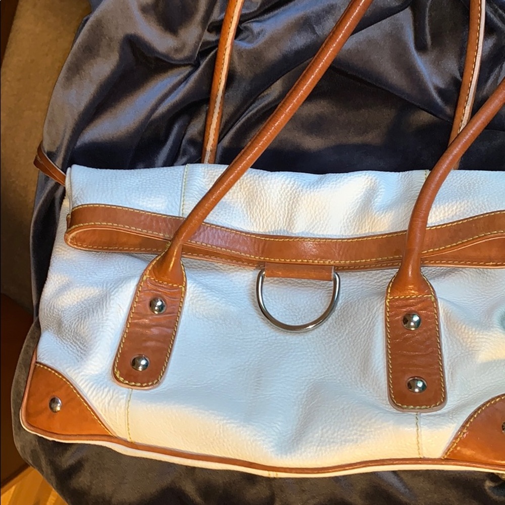 White and British tan leather 👜 purse. So pretty!